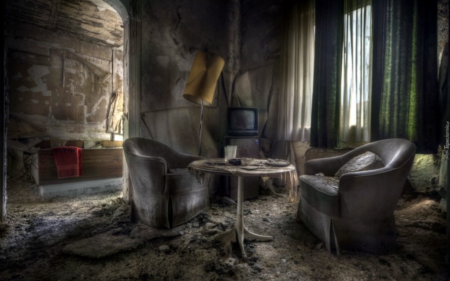 Комната в темных тонах