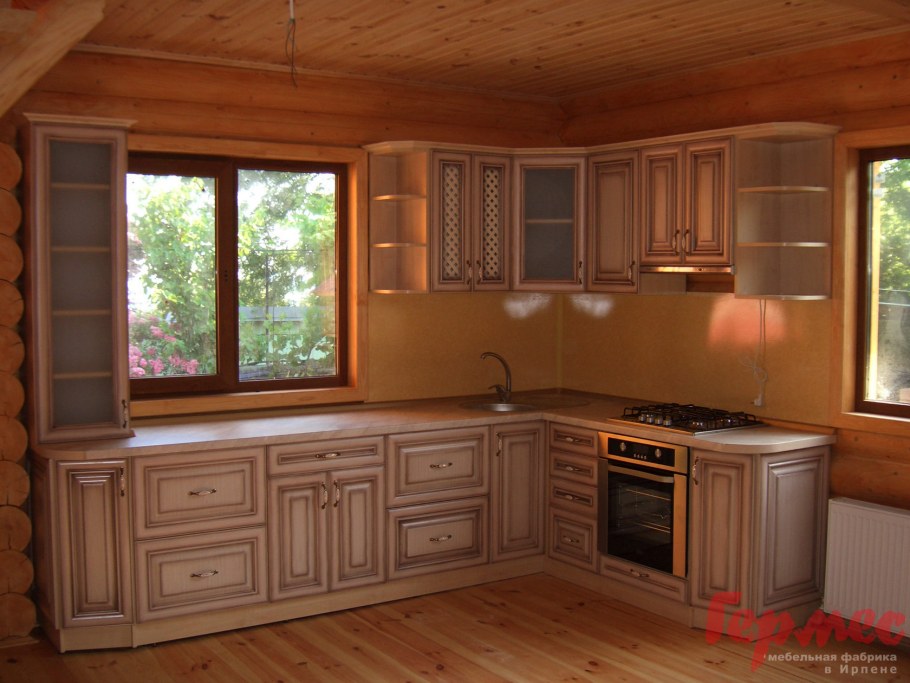Кухонный гарнитур в деревянном доме