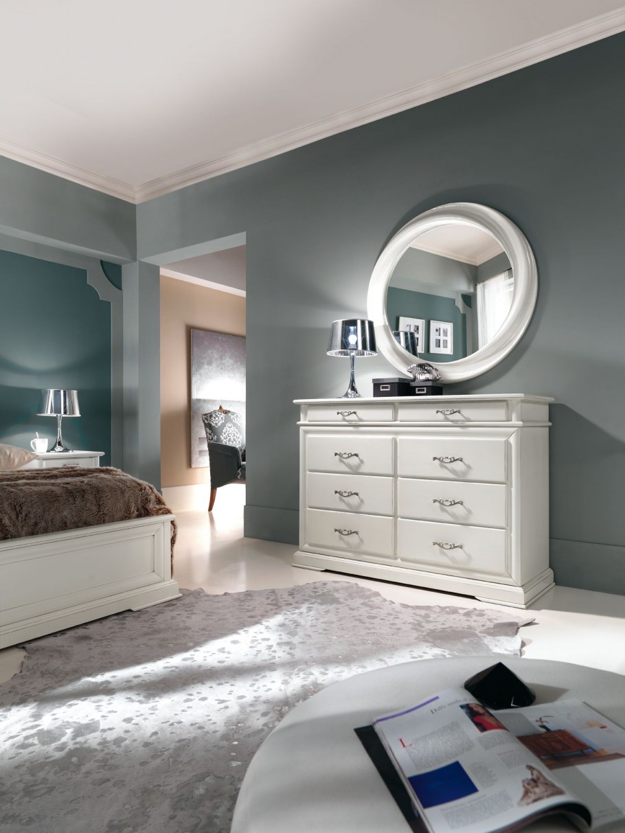 Зеркало над комодом в спальне