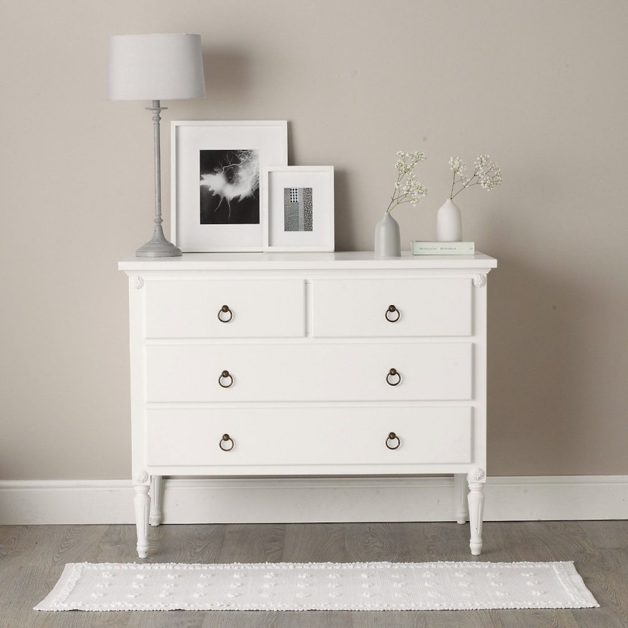 Белый комод и белая стена