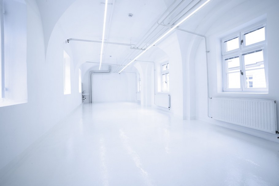 Пустая белая комната