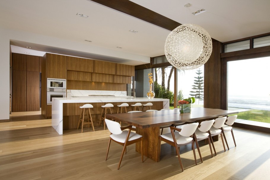 Интерьер большой кухни-столовой