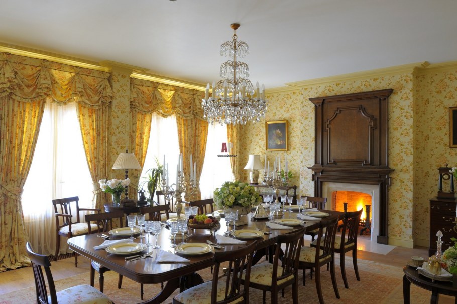 Обеденный зал в викторианском стиле