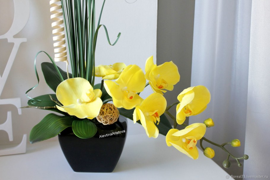 Икебана с орхидеями