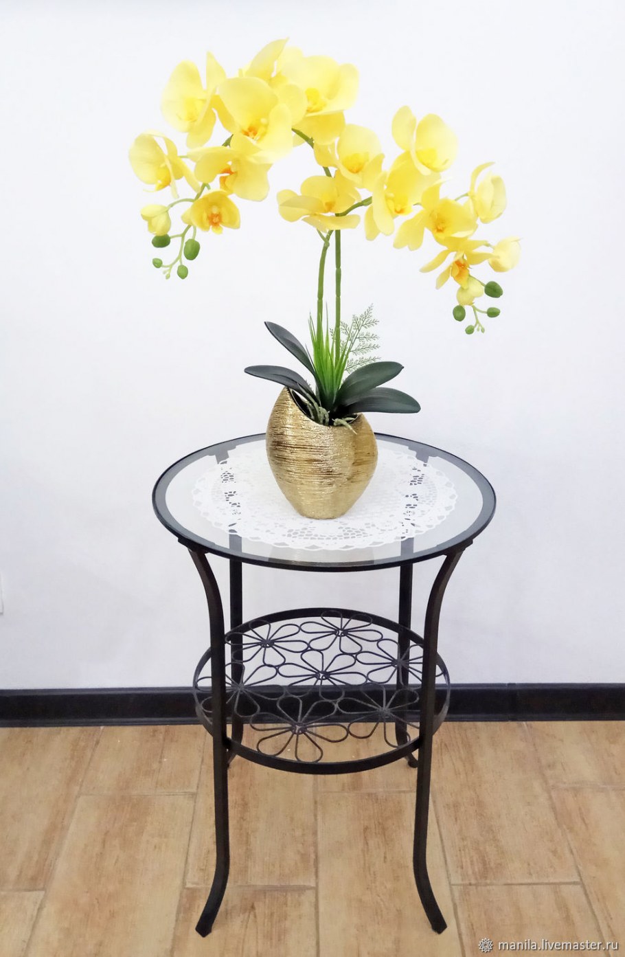 Напольная композиция из искусственных цветов