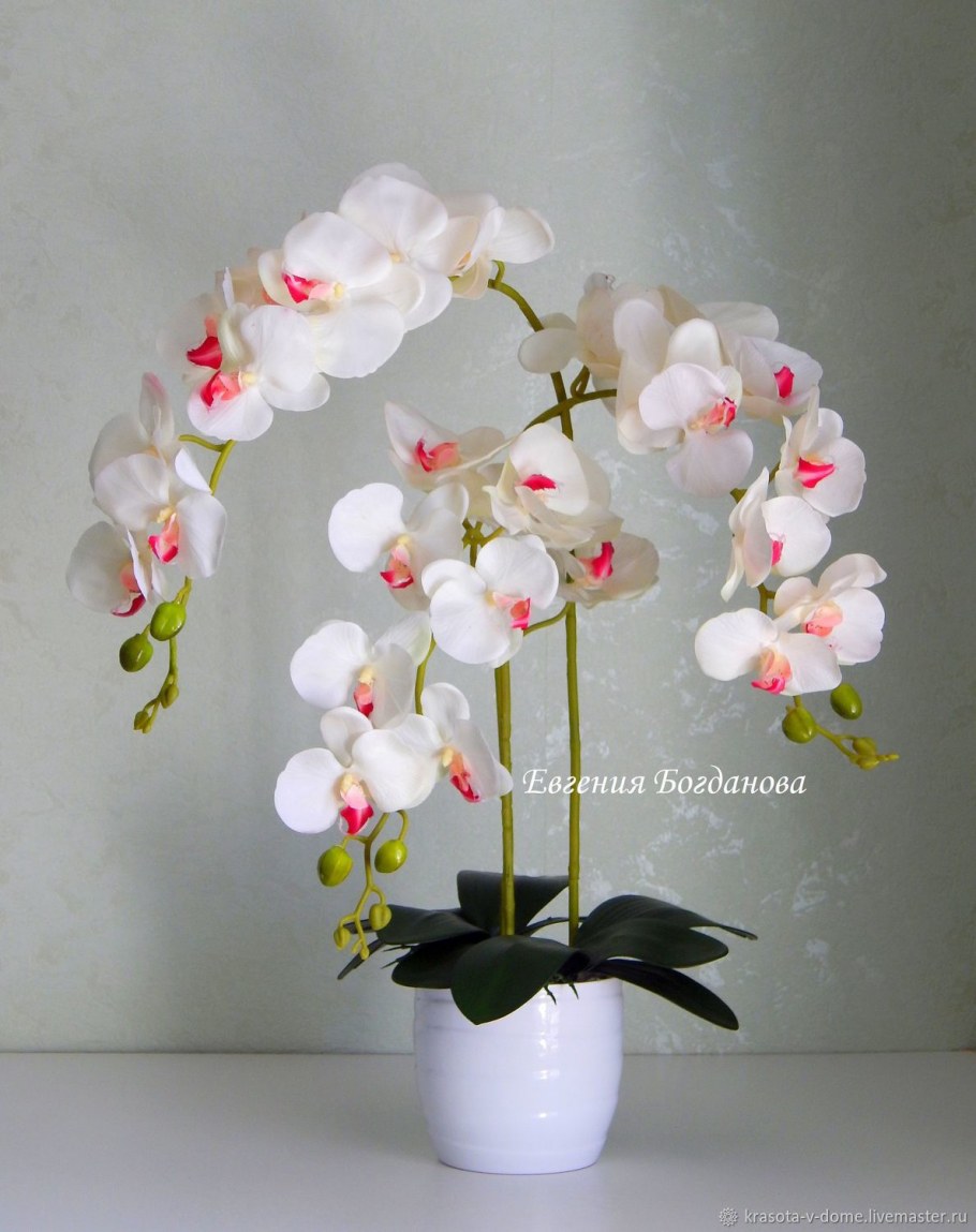 Композиция из искусственных орхидей