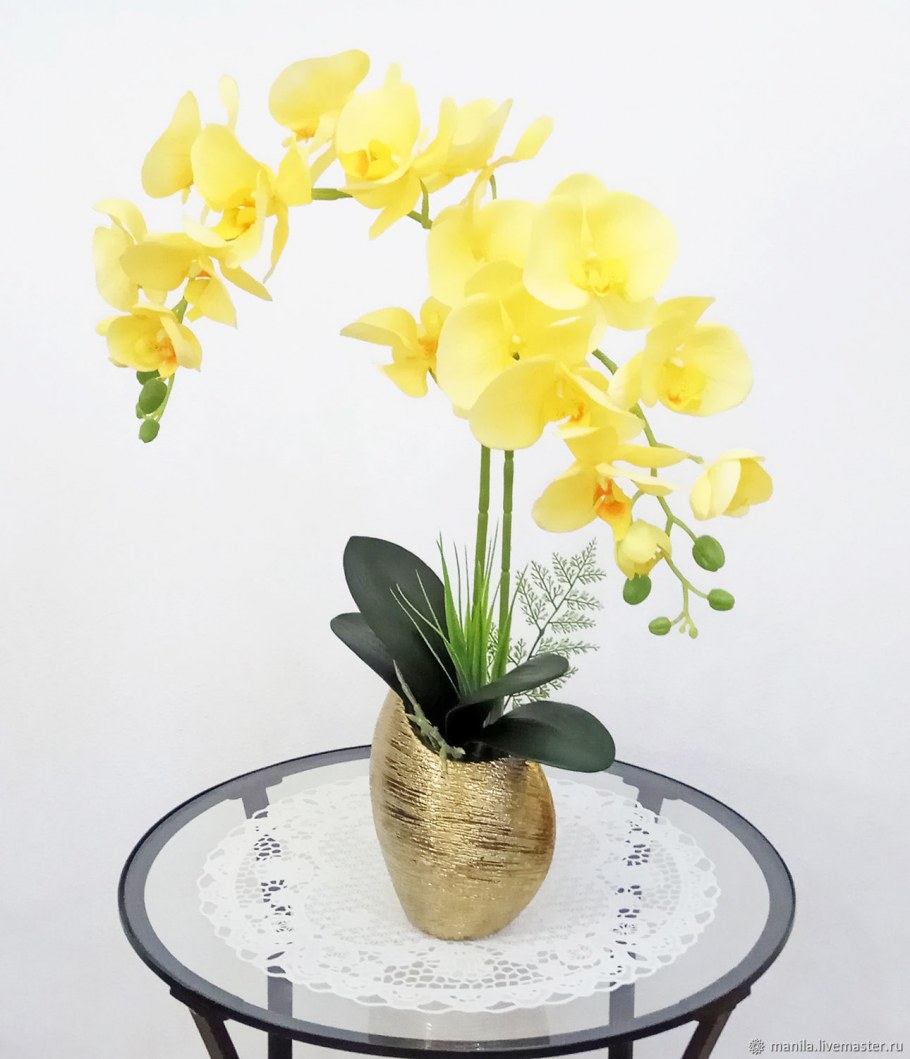 Композиция из искусственных орхидей