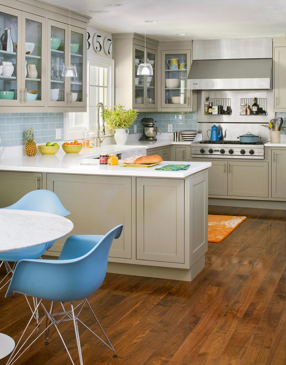 Кухня с разноцветными фасадами