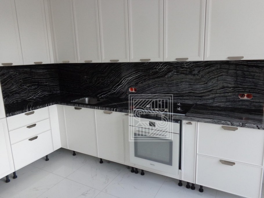 Белая кухня с черной мраморной столешницей