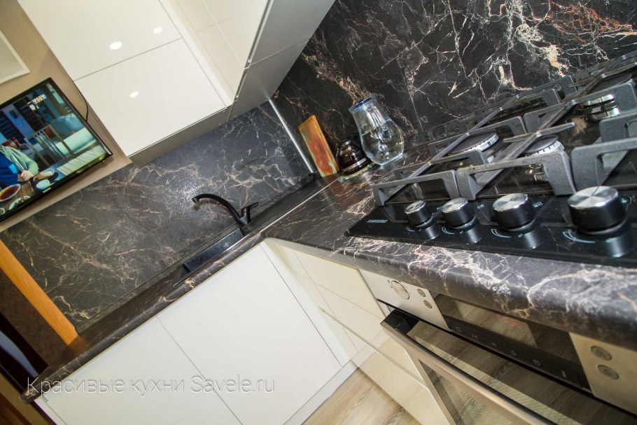 Кухня с черным фартуком под мрамор