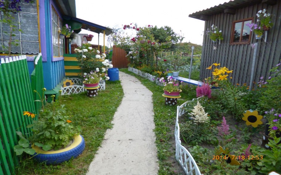 Красивый палисадник в деревне