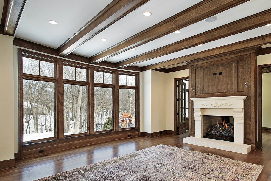 Декоративные балки в зале