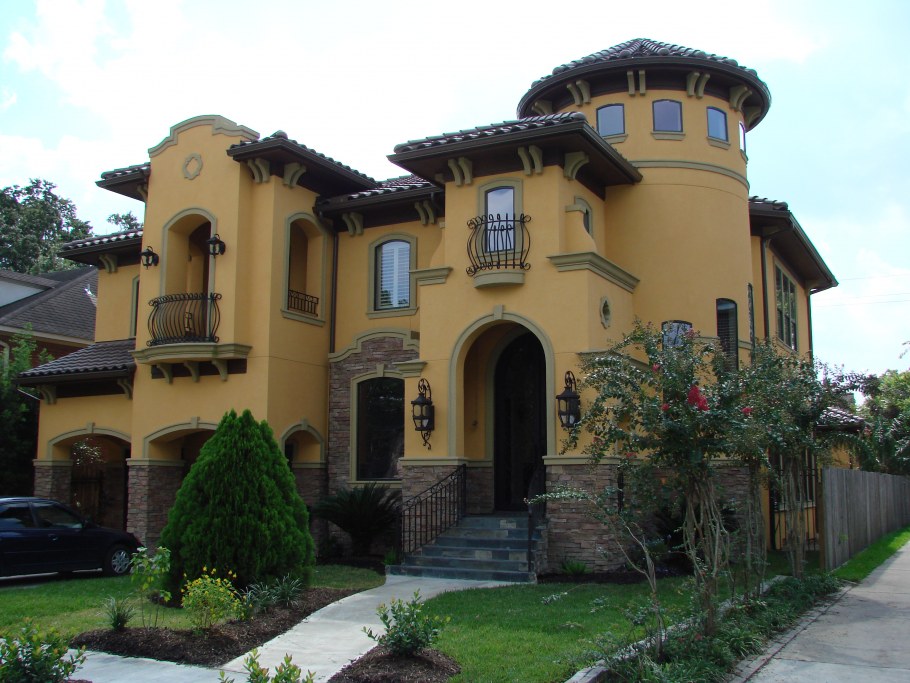 Фасад кафе в желтом