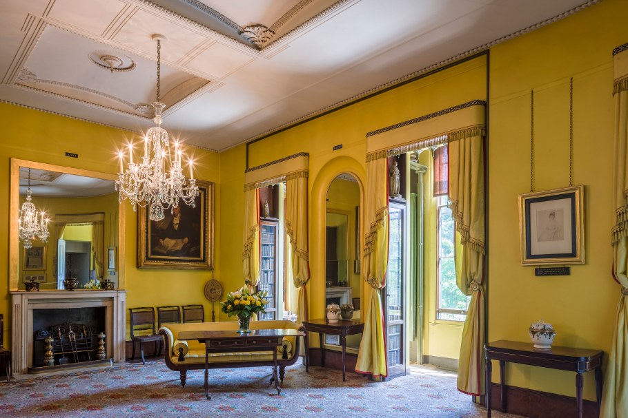 Дом с мансардой эркером и балконом