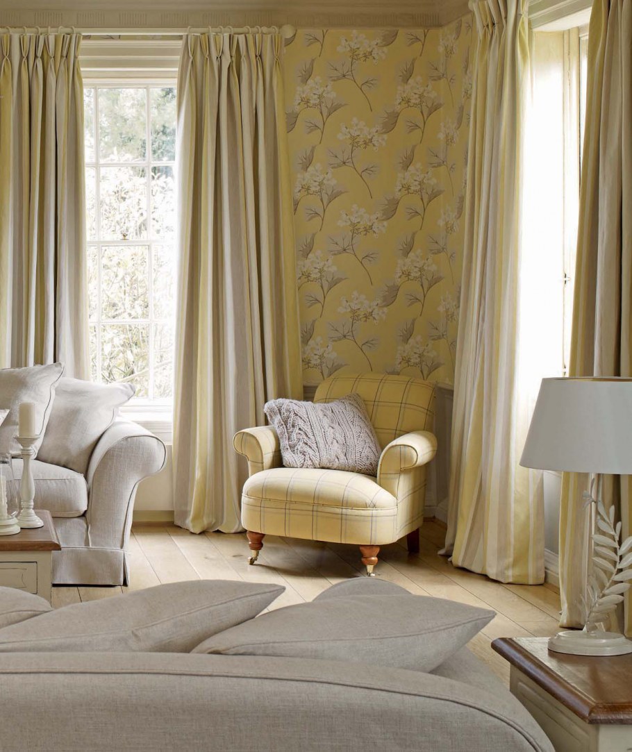 Шторы к золотистым обоям в гостиную