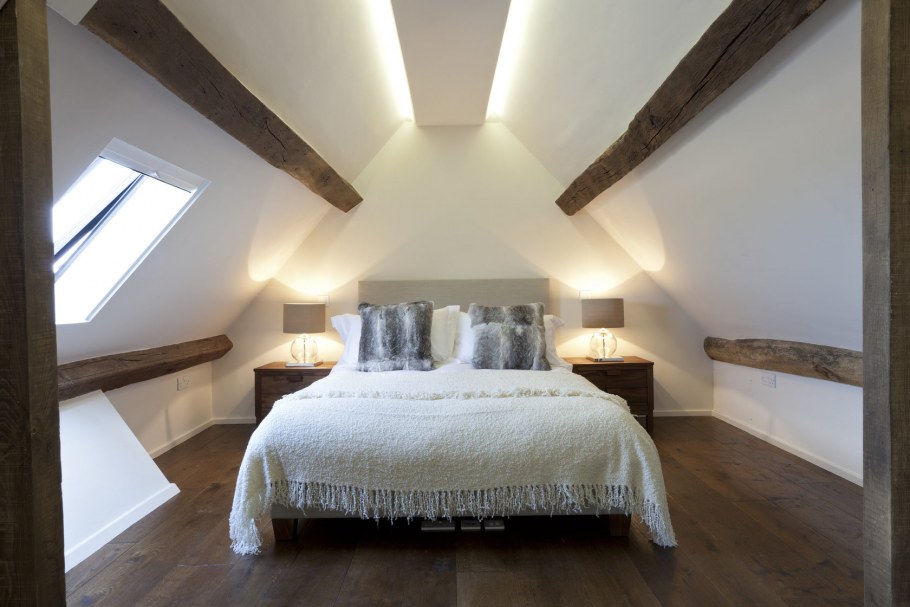 Освещение в мансардной спальне