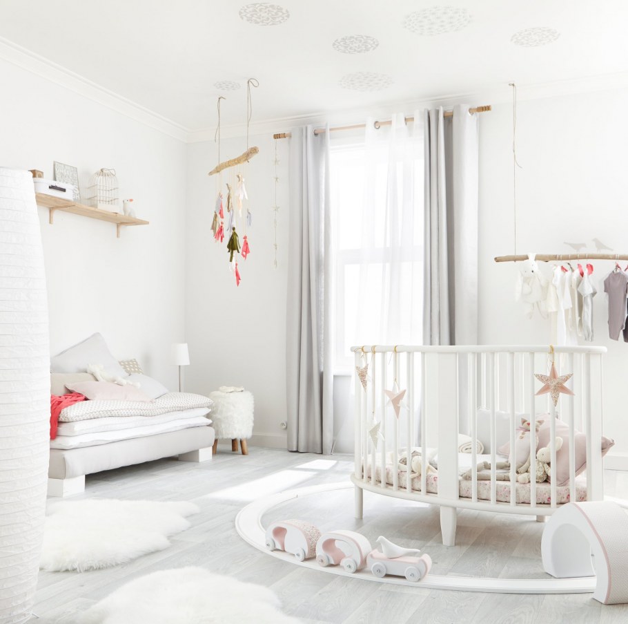 Комната детская в белых тонах веранда