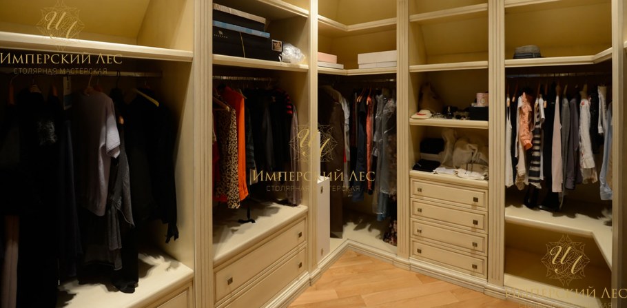 Гардеробные комнаты из дерева