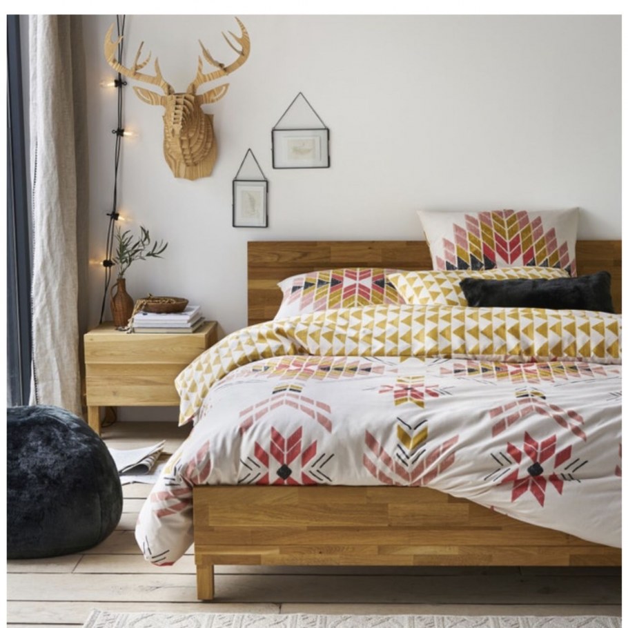 Кровать из дерева в стиле Сканди