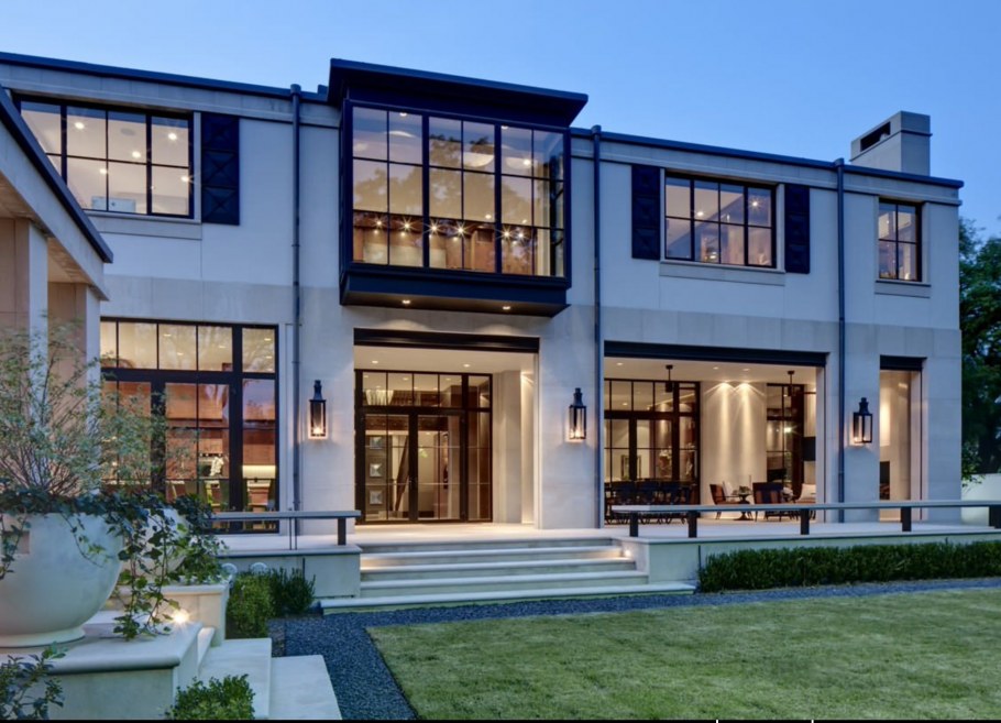 Красивый двухэтажный дом