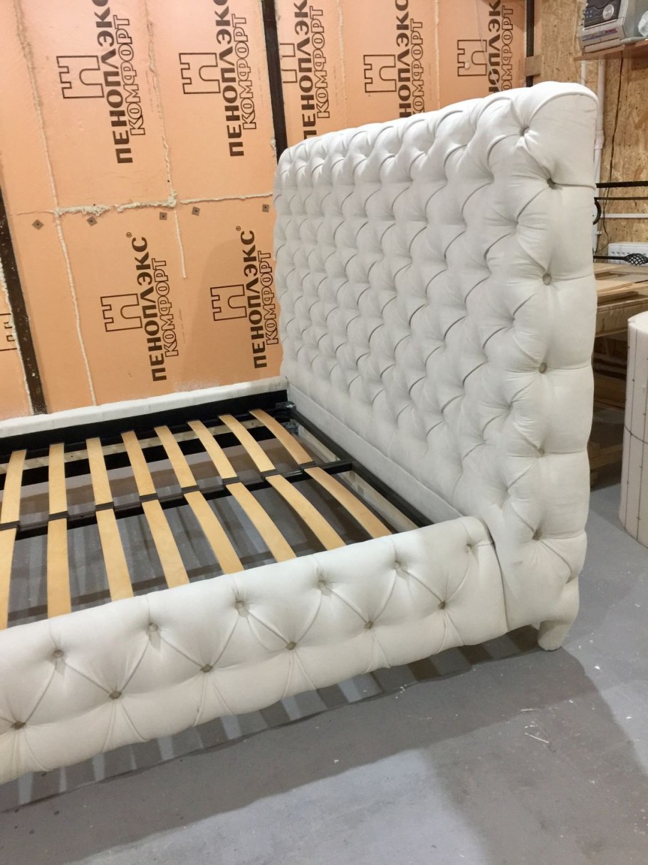 Кровать Авиньон с каретной стяжкой