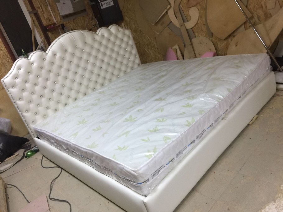 Кровать Лиора с каретной стяжкой