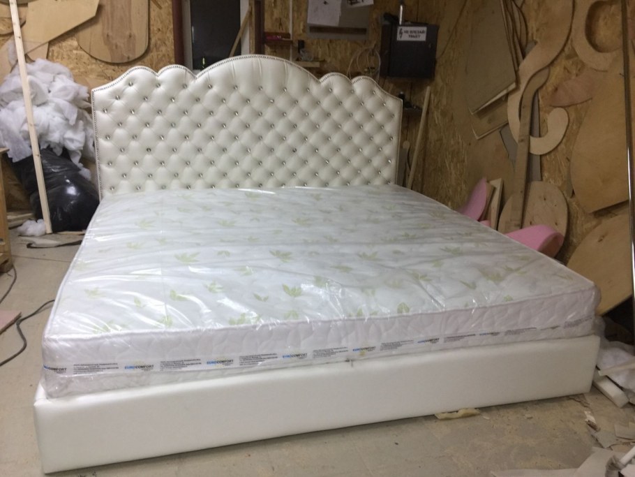 Кровать Виктория с каретной стяжкой квартет