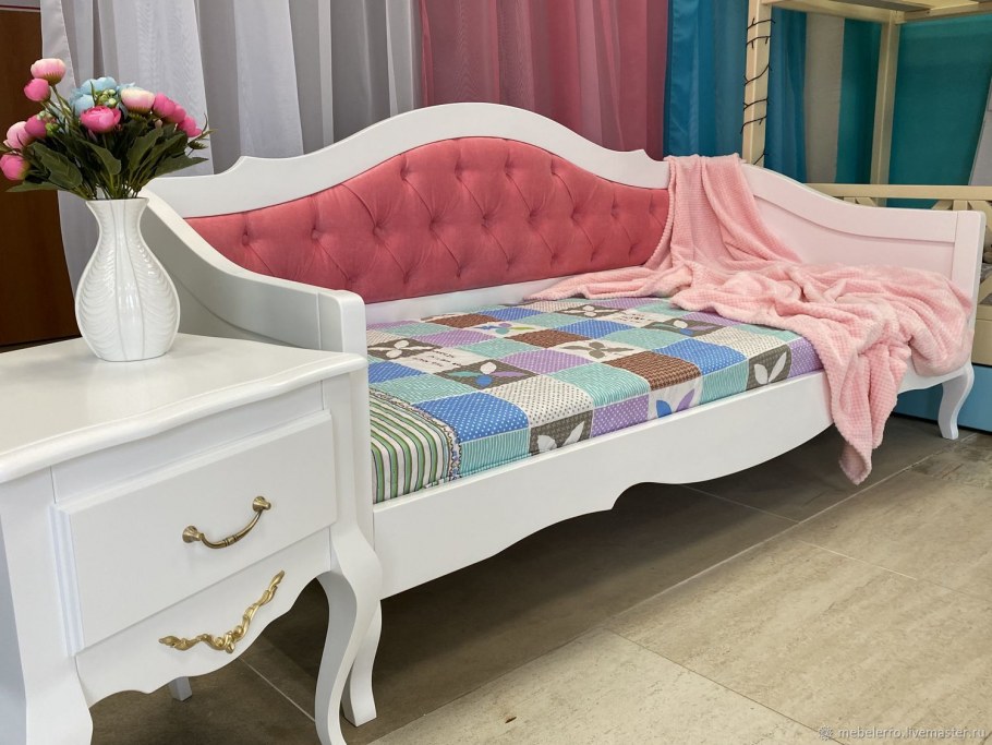 Кровать для девочки с каретной стяжкой