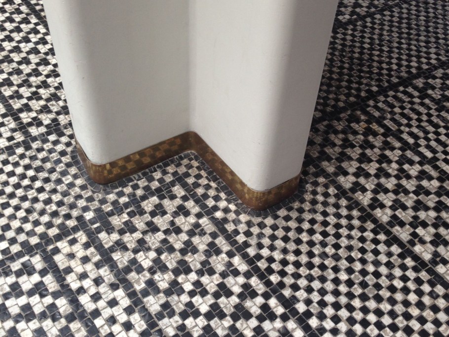 Плинтус из мозаики на пол