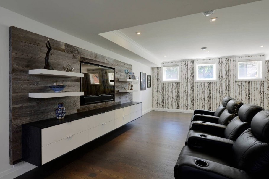 Ламинат на стене в гостиной