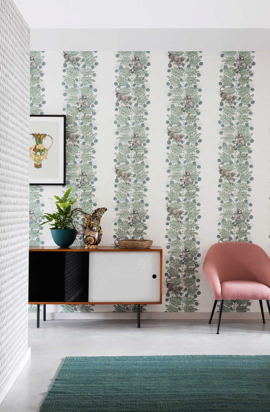 Декор стен обоями