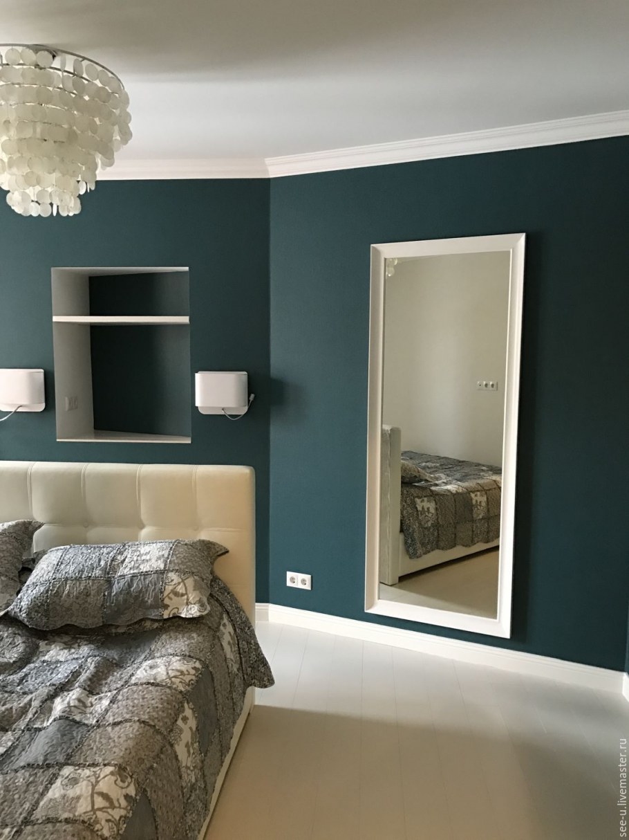 Зеркало на стене в спальне