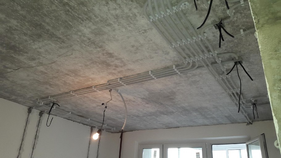 Прокладка проводов по потолку