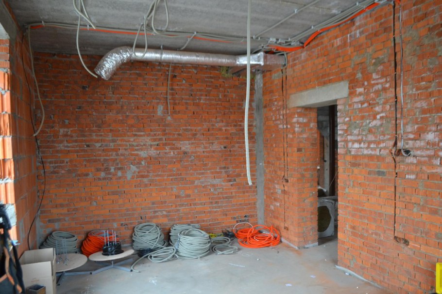 Наружная электропроводка в доме