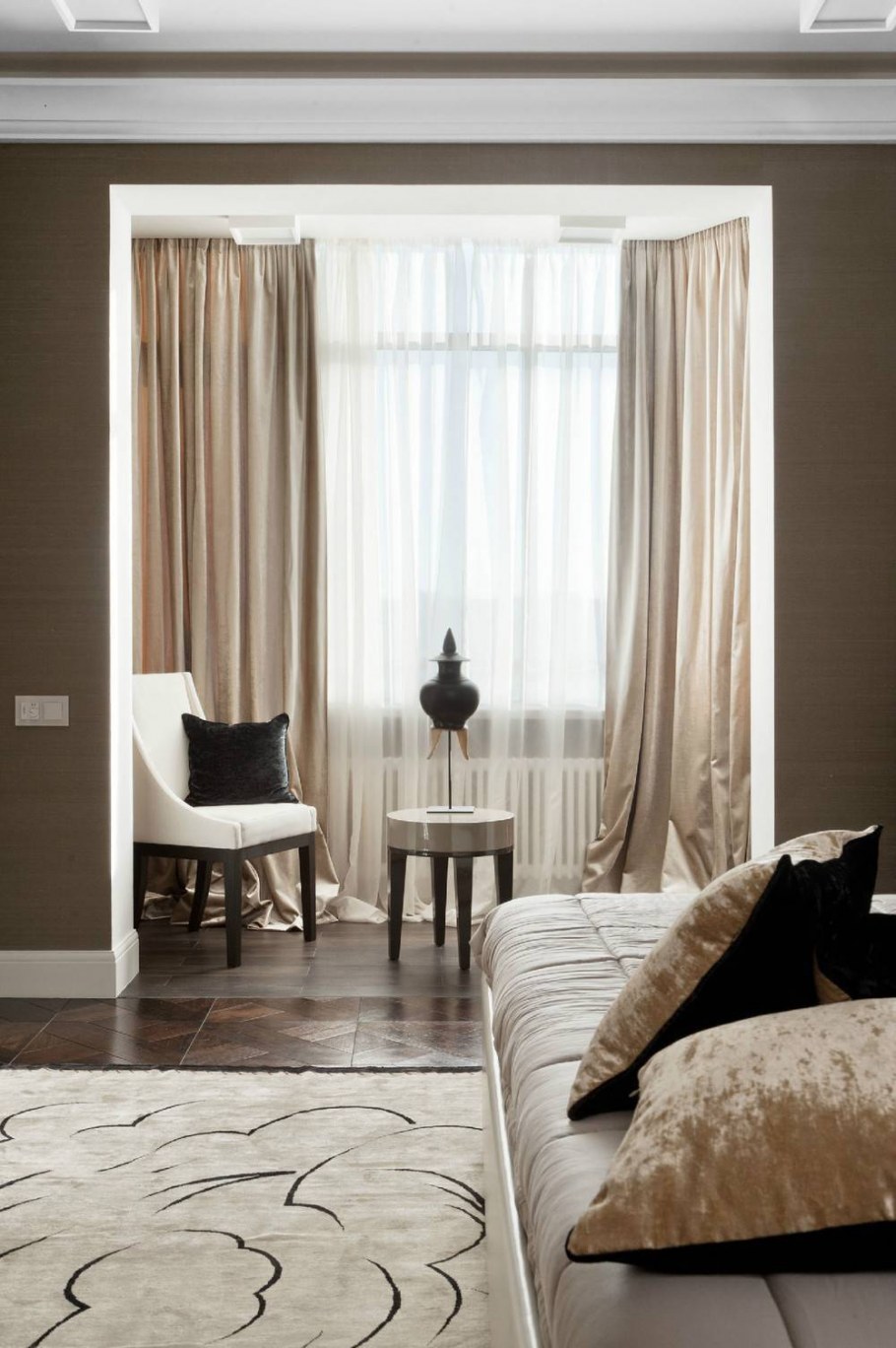 Бежевые шторы в современном интерьере