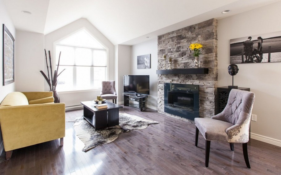 Серый пол в гостиной с камином