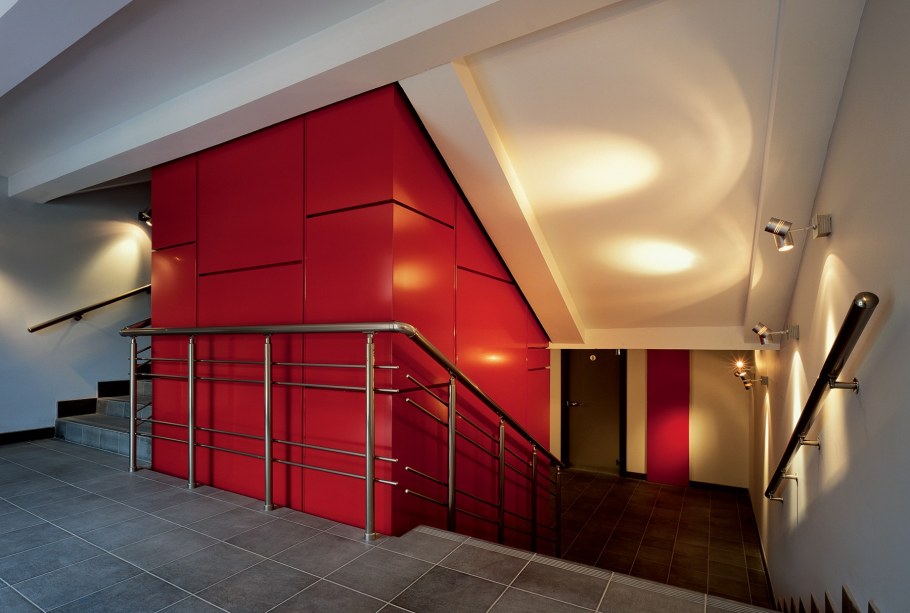 Освещение лестницы в офисе