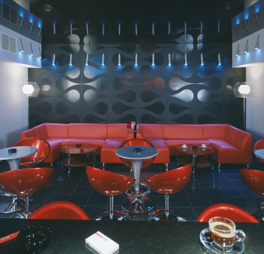 Красный интерьер кафе