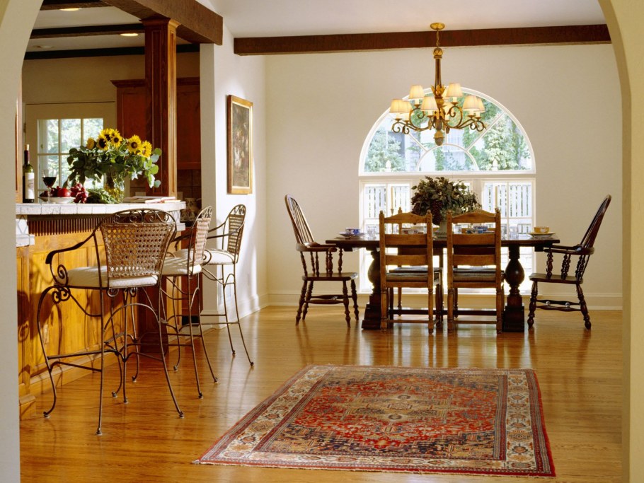 Ковры в интерьере столовой