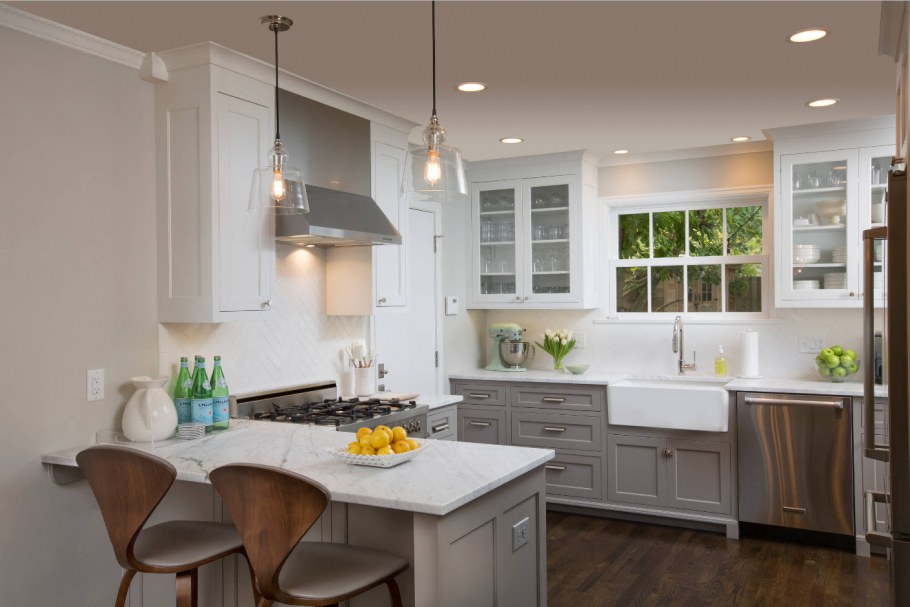 Интерьер серой кухни в частном доме