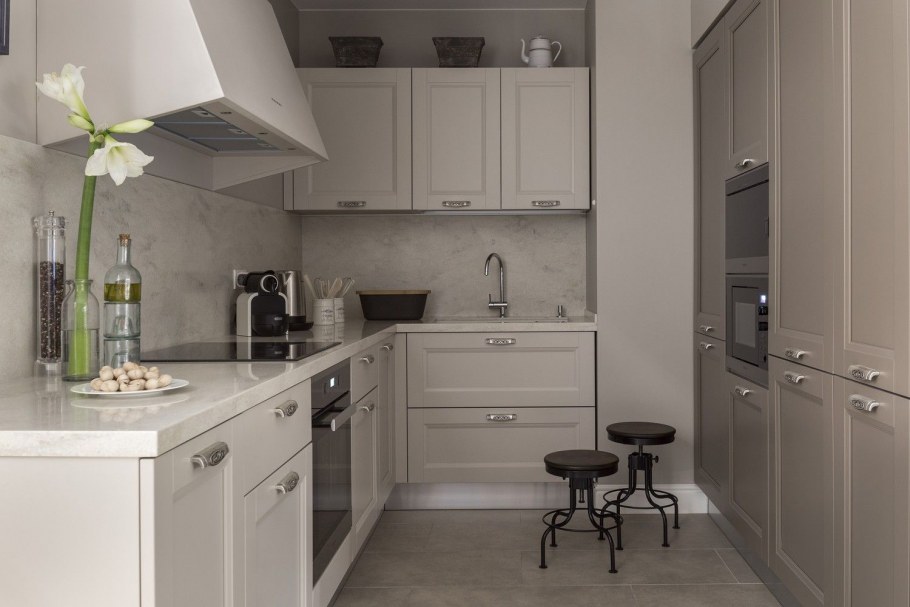 Кухня в светлых серых тонах