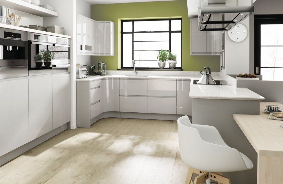 Светло серая кухня