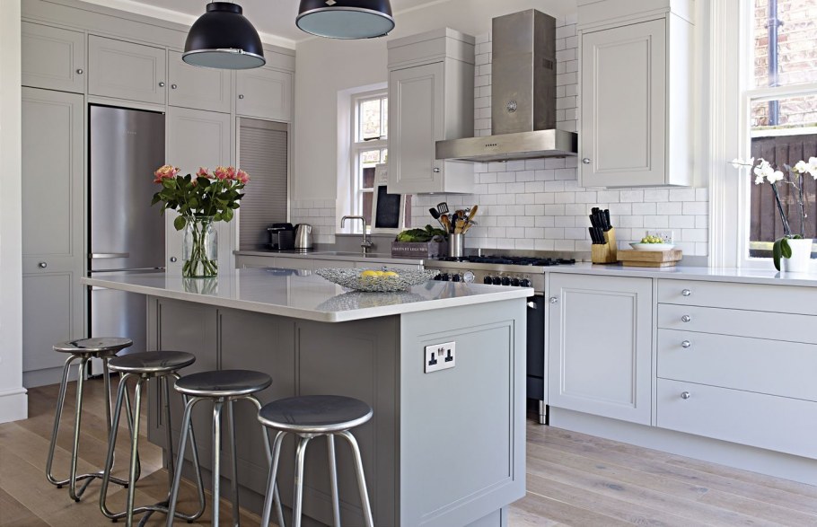 Белая кухня серый пол