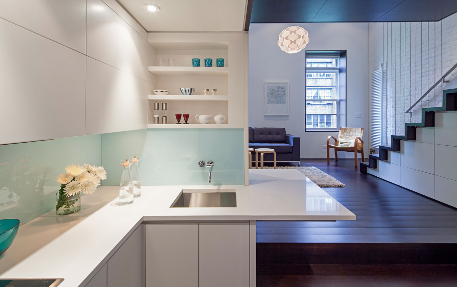 Узкая кухня с высокими потолками