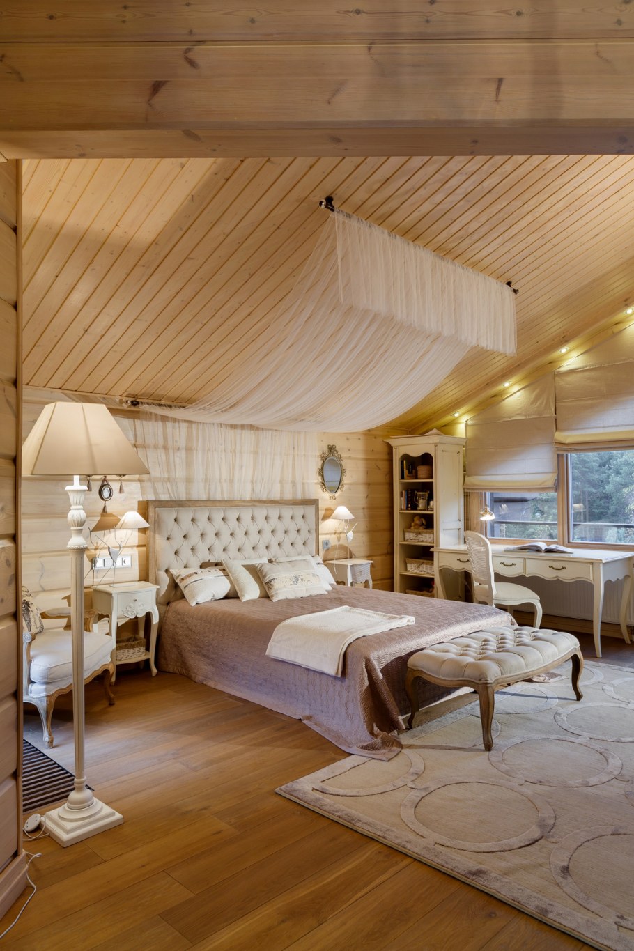 Интерьер спальни в деревянном доме