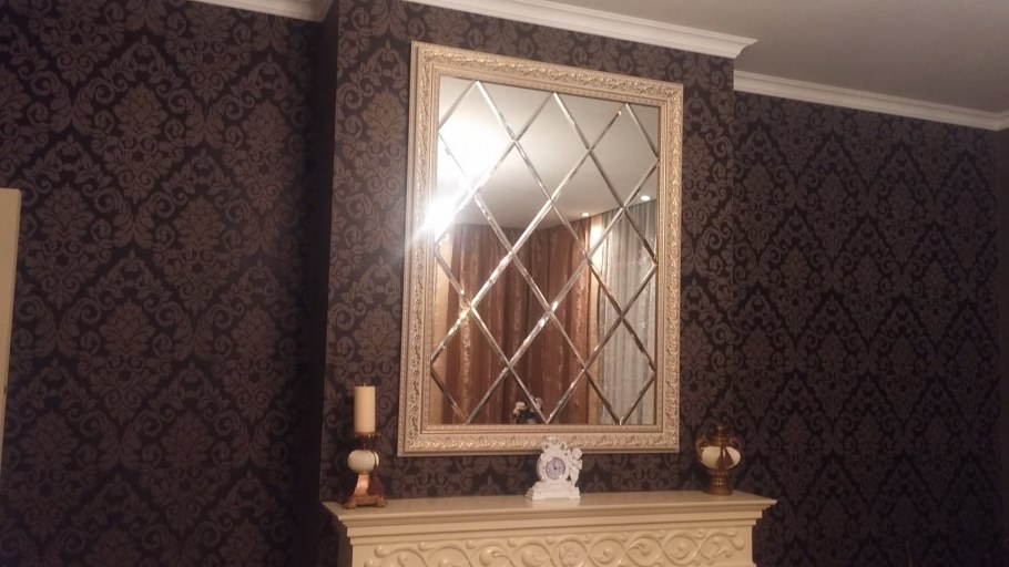 Коричневые обои с вензелями в интерьере