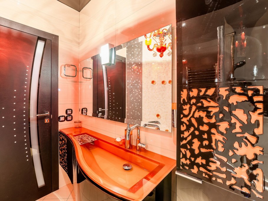 Ванная комната оранжевая с белым