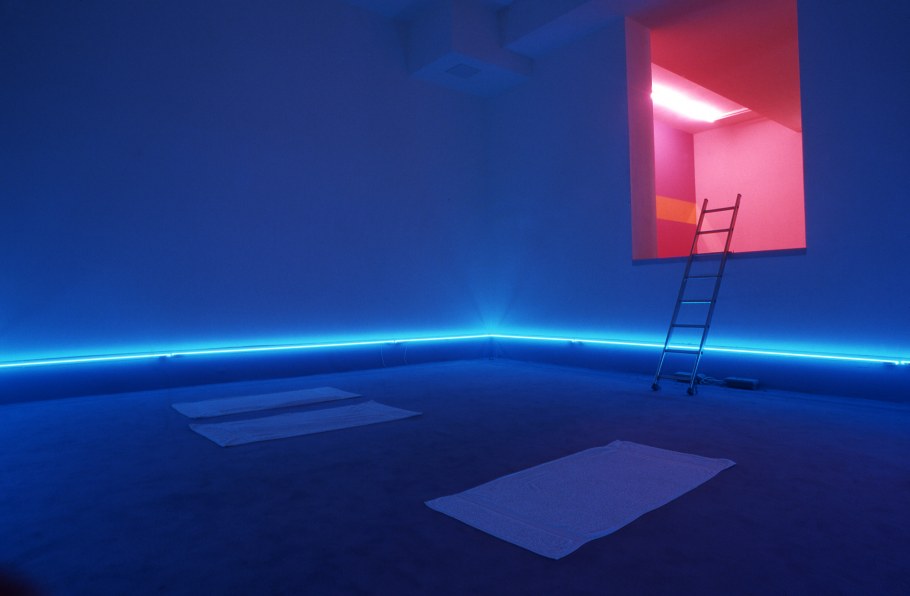 RGB лента в комнате