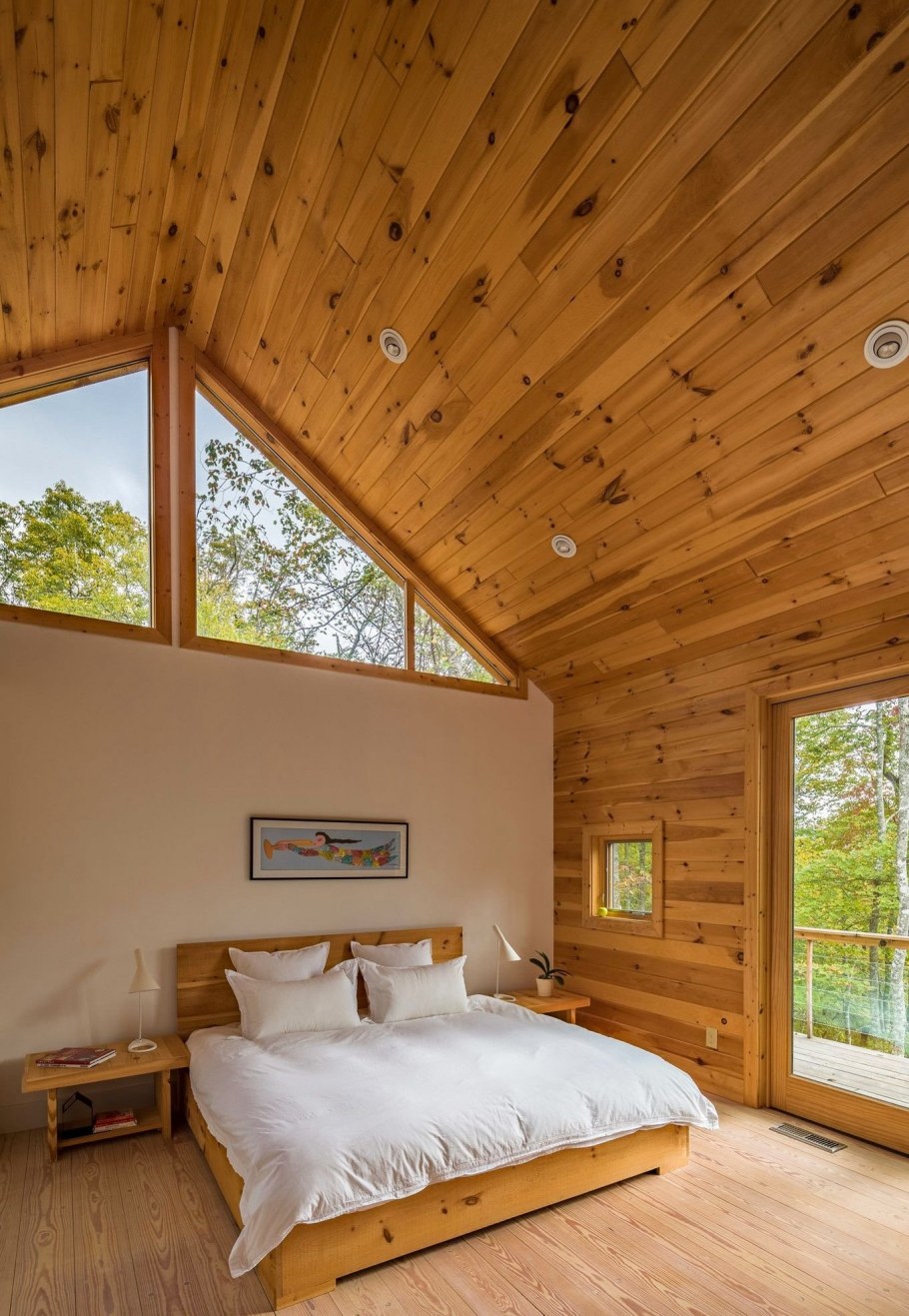 Комната с деревянной отделкой