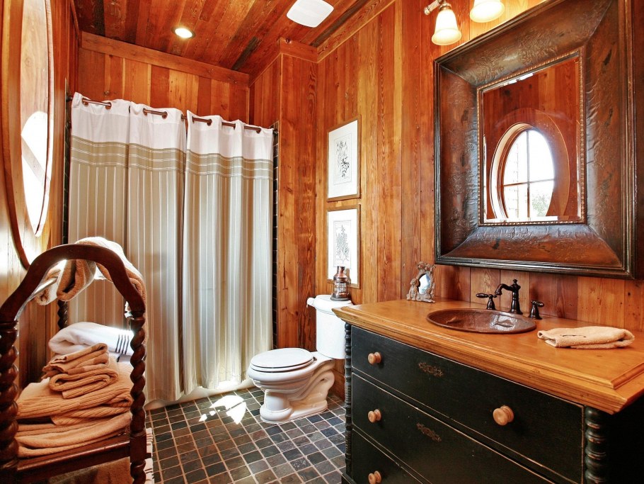 Ванна в стиле дерева